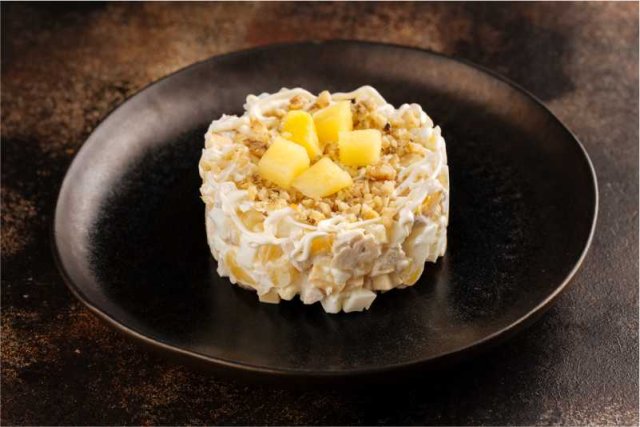 Салат с курицей и ананасами