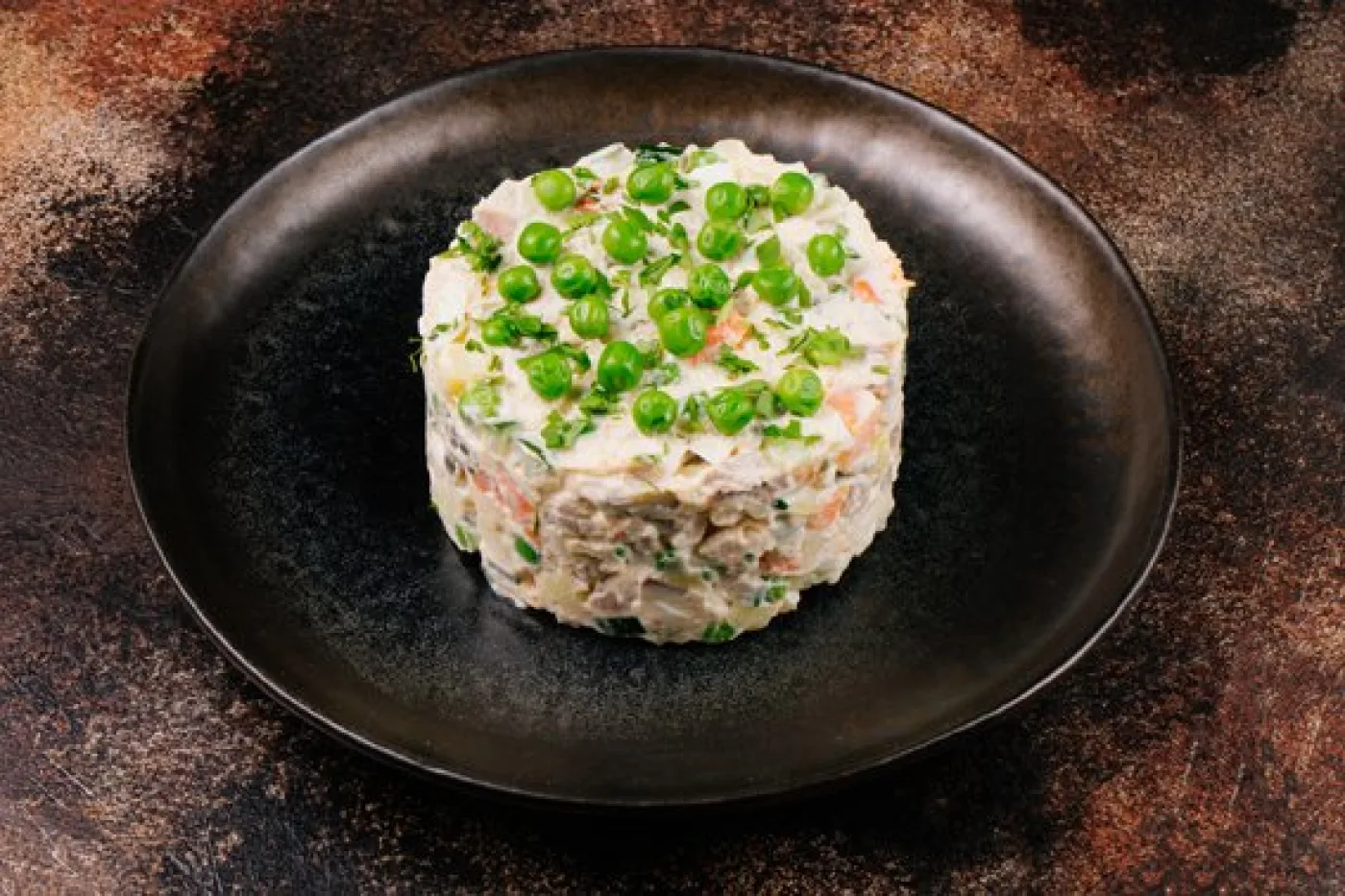 Салат Оливье с языком и курицей