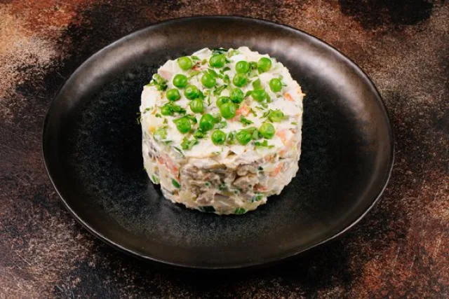Салат Оливье с языком и курицей