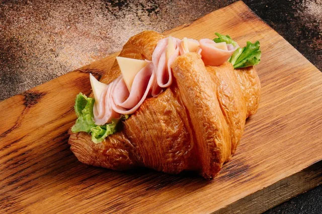 Круассан с ветчиной и сыром.