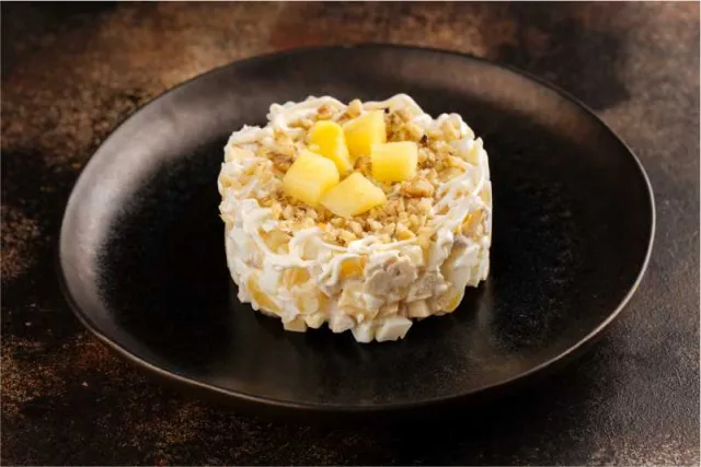Салат с курицей и ананасами