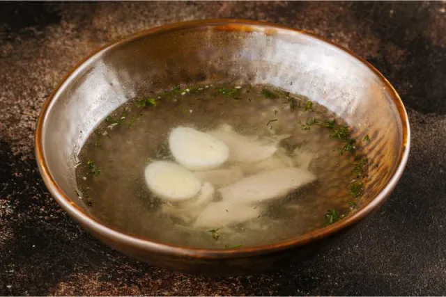 Куриный бульон с перепелиным яйцом