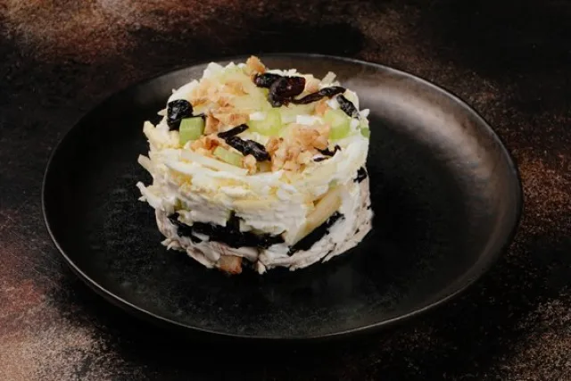 Салат с курицей и черносливом