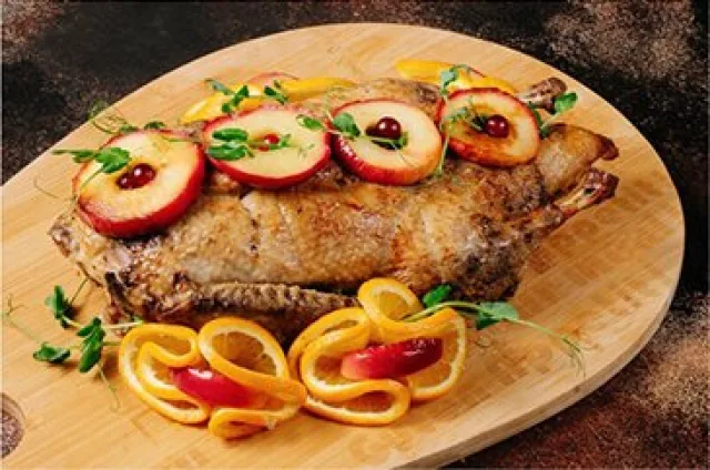 Запеченная утка с яблоками и капустой