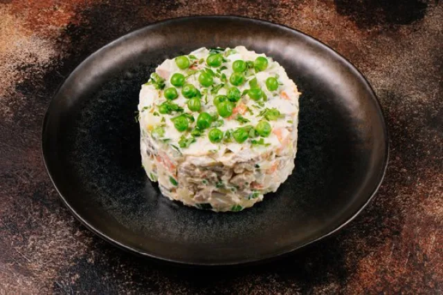 Салат Оливье с языком и курицей