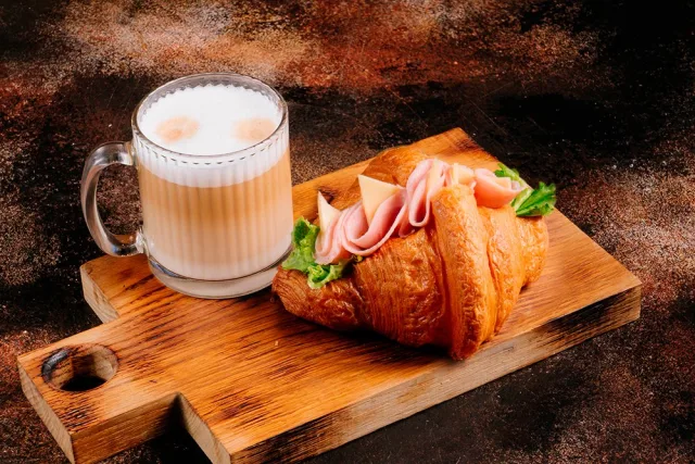 Круассан ветчина и сыр+Капучино