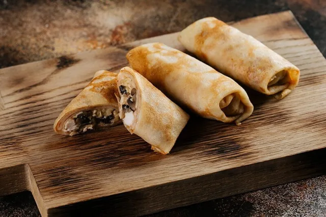 Блин с белыми грибами и курицей